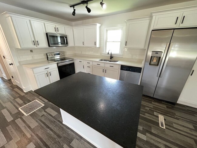 Building Photo - Updated 3BR Home on Rockbridge