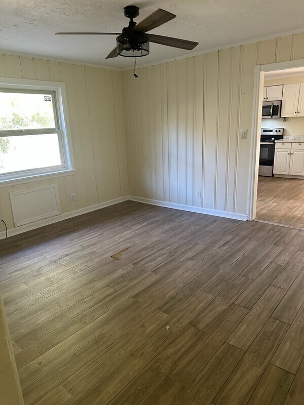 Building Photo - 204 Pineview Dr