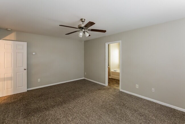 Building Photo - 926 Marthas View Dr NW