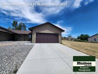 Building Photo - 3 bed 2 bath duplex unit available now!