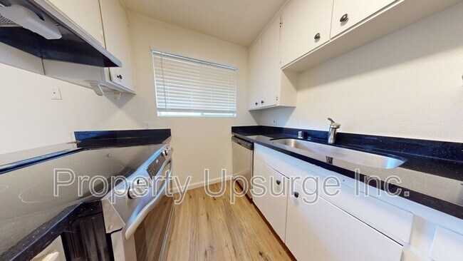 Building Photo - 445 Nelson Ave