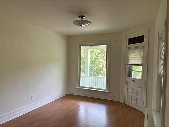 Building Photo - Clean 3 bedroom home