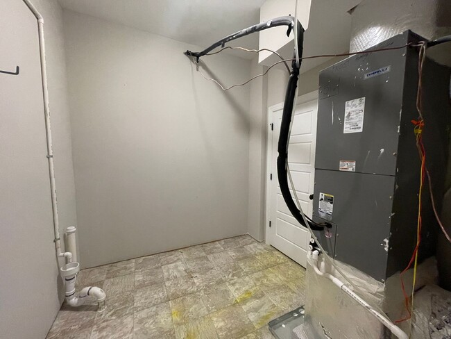 Building Photo - Amazing 5 Bedroom Craftsman-Style Home in Martinez!