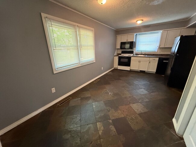 Building Photo - 4 Bed 2 Bath Springfield, MO