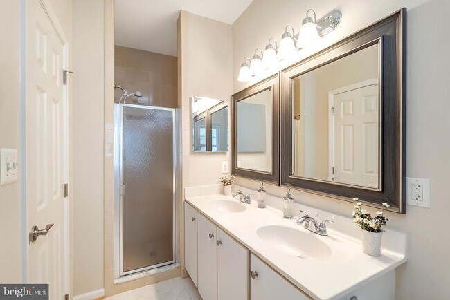 Building Photo - 4-level, 3-bedroom garage townhome