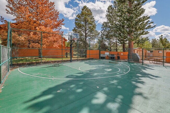 Building Photo - 2650 Valley View Dr