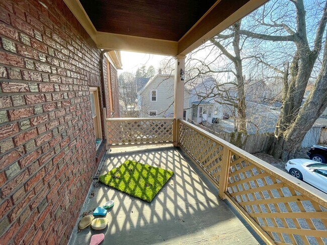 Building Photo - 954 W 6th St