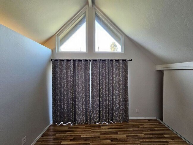 Building Photo - Unique FREESTANDING 2 Bed/ 1.5 Bath Townhome in Mountain View