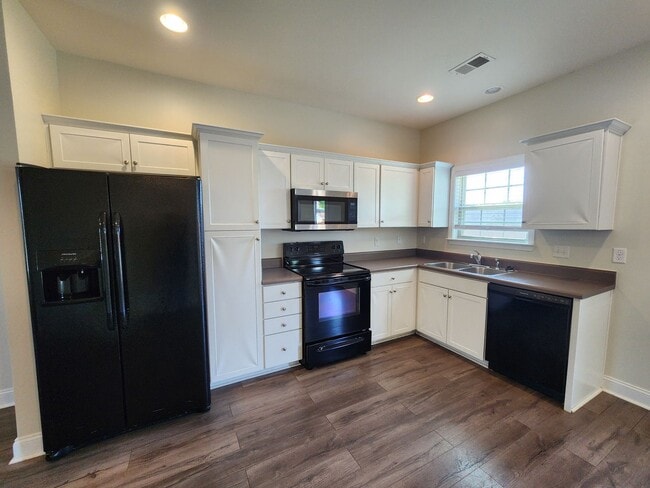 Building Photo - Great Location in the River Stone Community!