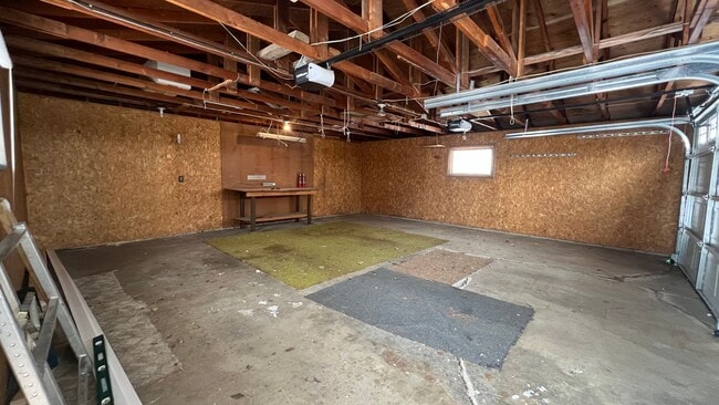Building Photo - Lovely Spacious House in great location !!