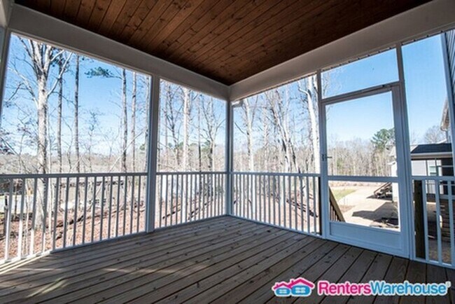 Building Photo - Spacious open floorplan!!