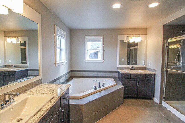 Building Photo - 1418 184th Pl SE