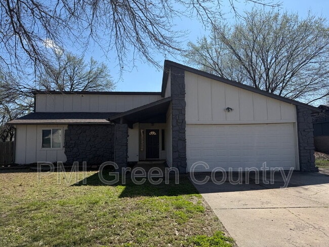 Building Photo - 801 W Vicksburg St