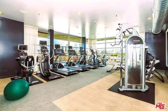 Building Photo - 530 S Hewitt St