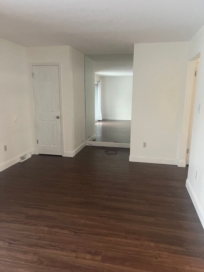 Building Photo - Now Available Spacious 3 Bedroom, 1.5 Bath Home