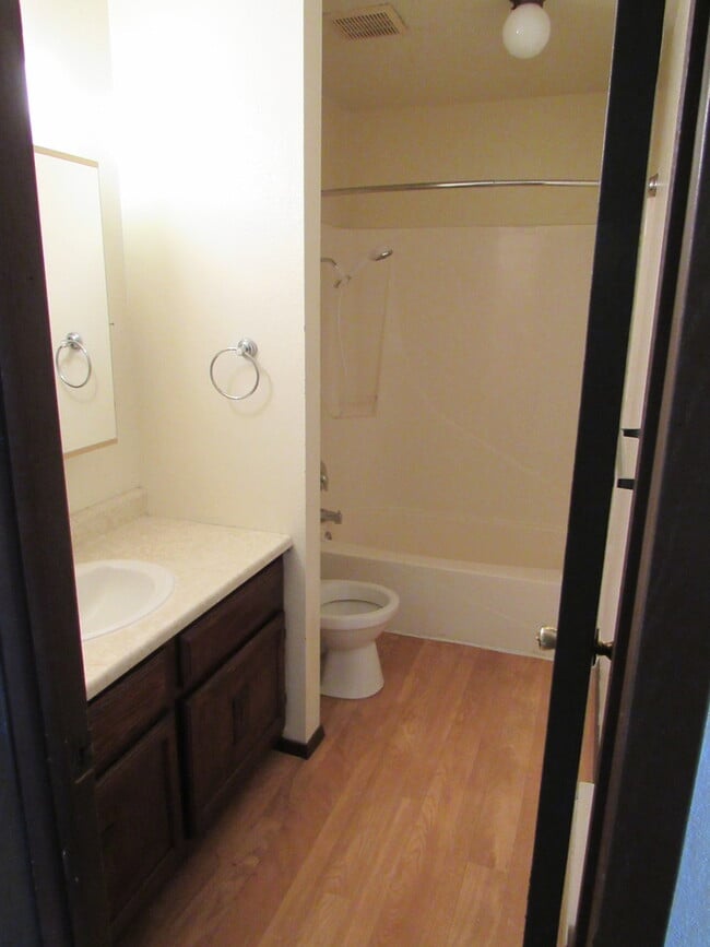 Building Photo - 3 Bdrm Townhome-West Side!