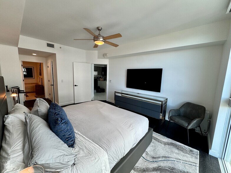 Building Photo - 111 SE 8th Ave