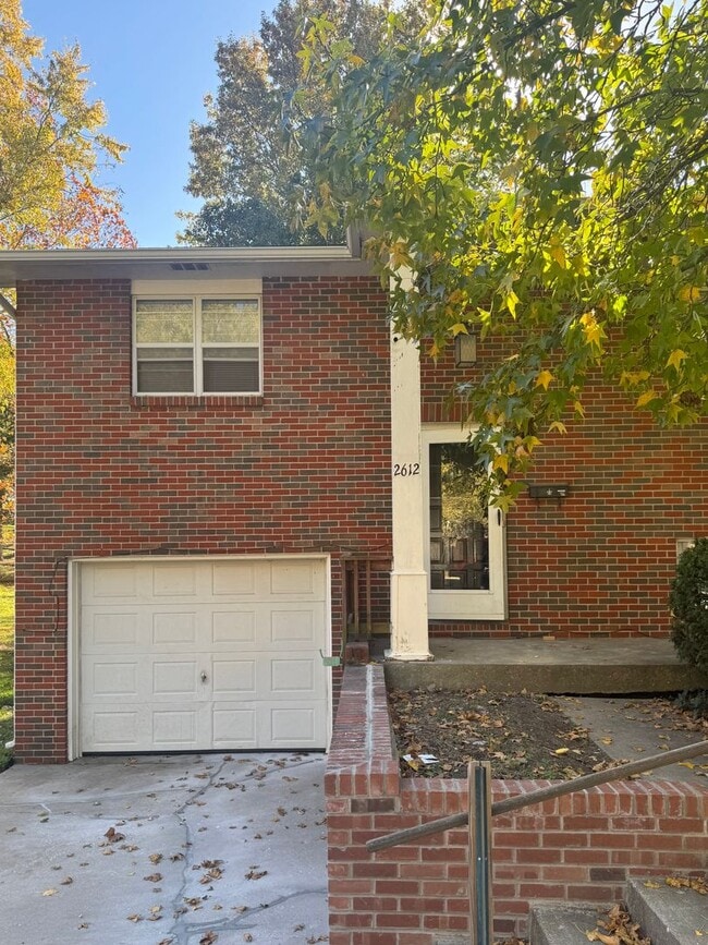 Building Photo - 2612-2614 Morning Glory Dr