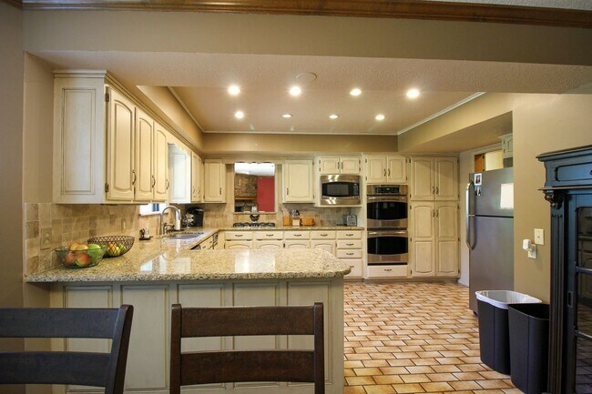 Building Photo - Space Galore In This Jenks South East Home!