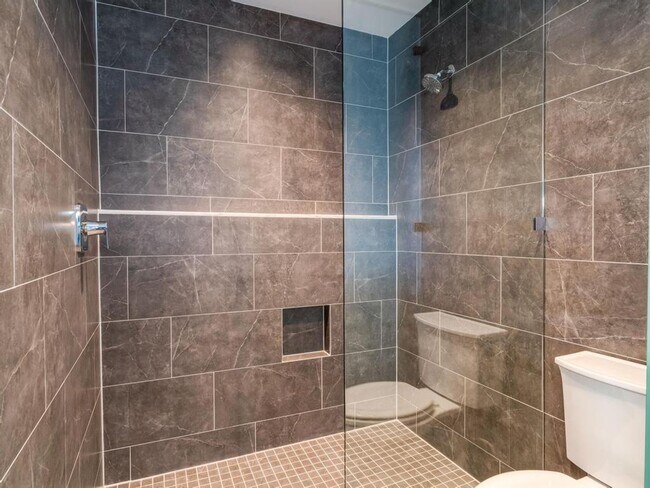 Building Photo - LUXURY  TOWNHOME FOR LEASE