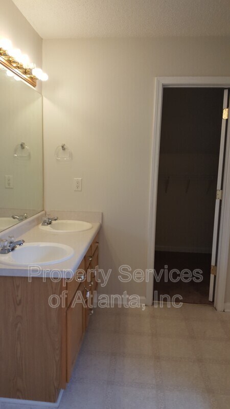 Building Photo - 737 Erin Dr