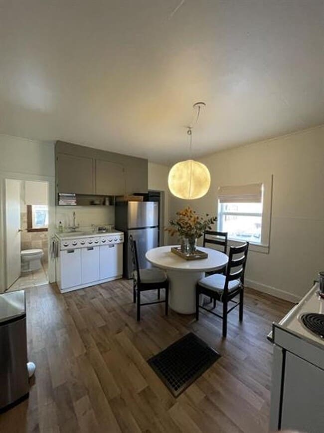 Building Photo - Beautiful remodeled 2 bedroom, 1 bath hous...