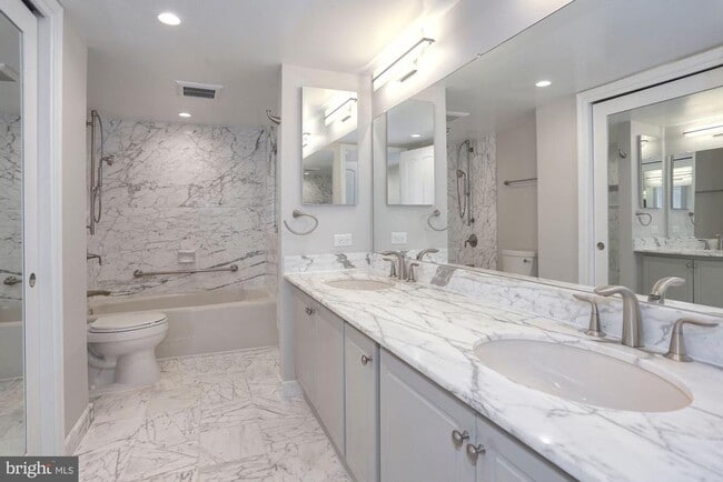 Building Photo - 1101 S Arlington Ridge Rd