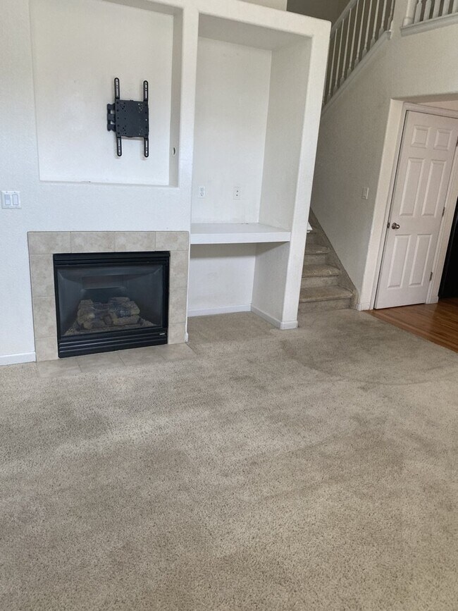 Building Photo - AVAILABLE SEPTEMBER! Charming Townhome in ...