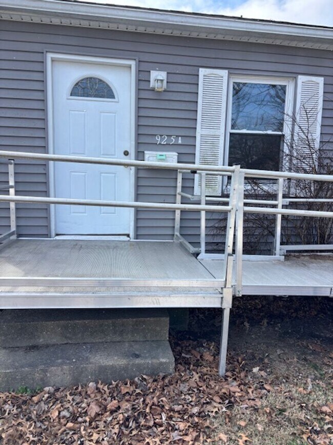 Building Photo - 925 Stanley Ave