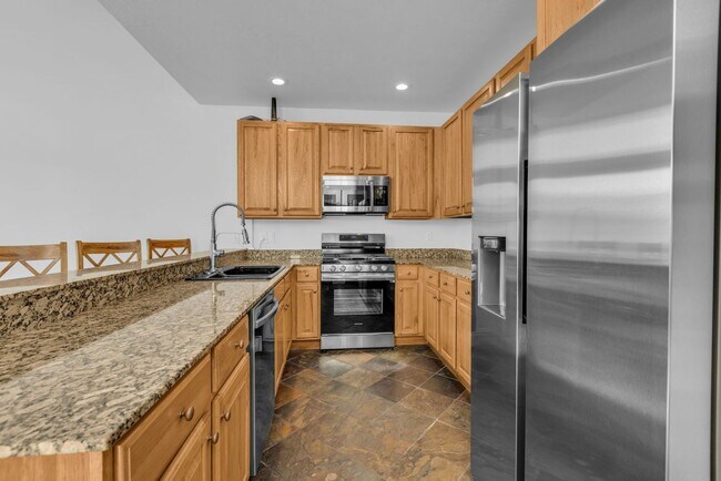 Building Photo - Top Floor Crestview Condo