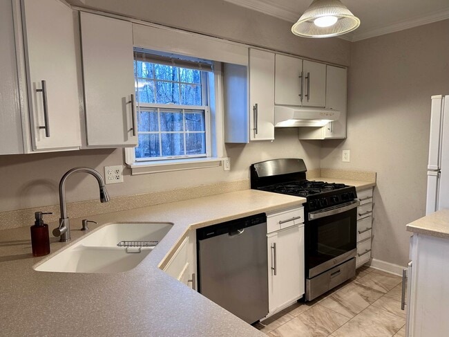 Building Photo - Beautiful 3 BR in Chapel Hill - Two Weeks Free Rent!