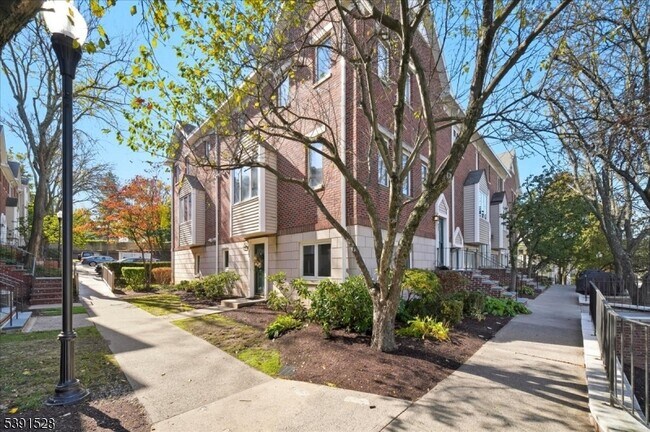 Building Photo - 58A Ridgedale Ave