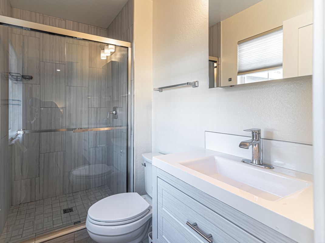 Building Photo - 208 Vista Ct