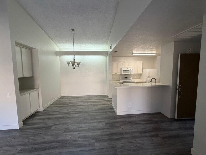 Vaulted Cielings - 2035 S Elm St