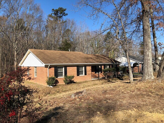 Building Photo - SW Large Brick Home, Updated Kitchen & Bathrooms, Wood Like Flooring, Fenced Yard!
