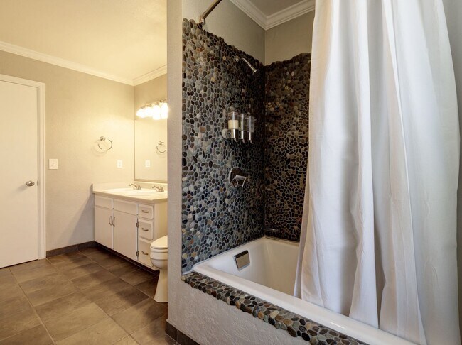 Building Photo - Spacious 4-Bedroom Home with Private Backy...