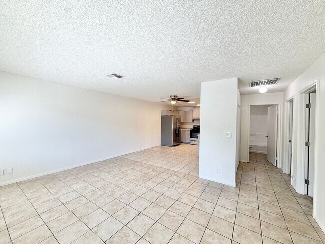 Building Photo - AVAILABLE NOW!! 2 Bedroom 1 Bathroom Apartment in Cathedral City!
