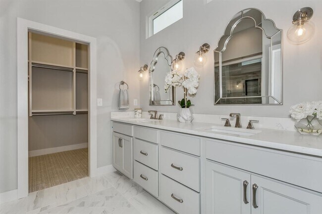 Building Photo - Impeccable 5 Bedroom Beauty in Cornerstone!