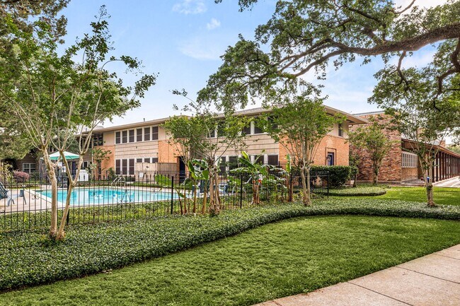 Building Photo - 4018 Blue Bonnet Blvd