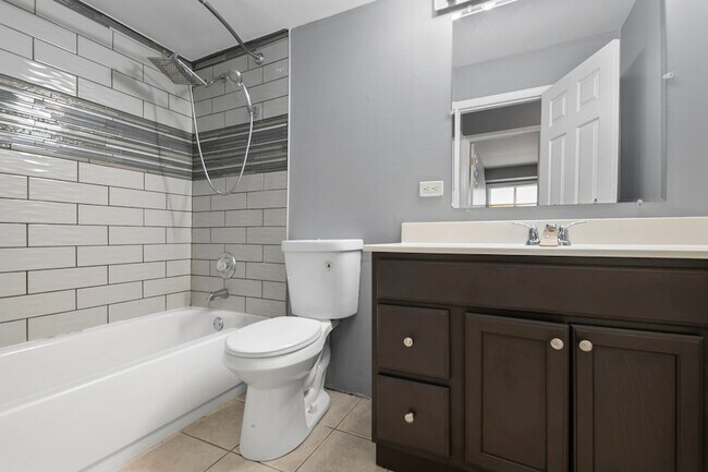 Building Photo - 2214 Country Club Dr