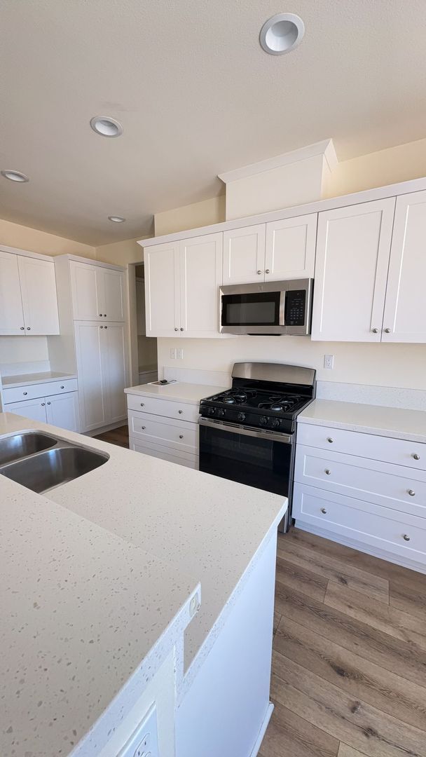 Building Photo - 3 BEDROOM VICTORVILLE HOME