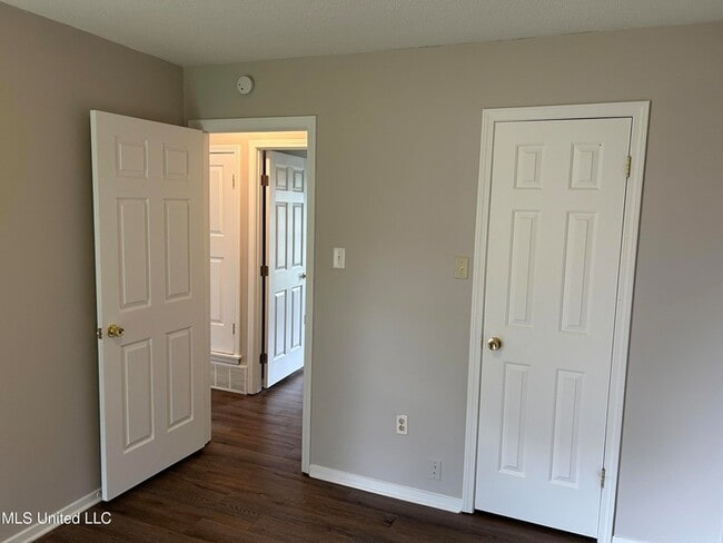 Building Photo - 3434 Laurelwood Dr