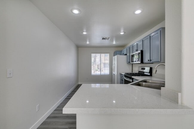 Building Photo - NEWLY UPDATED 4 BEDROOM HOME IN THE SOUTHWEST