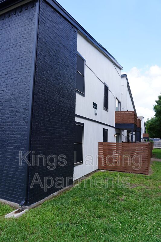 Building Photo - 302 Kings Way Dr