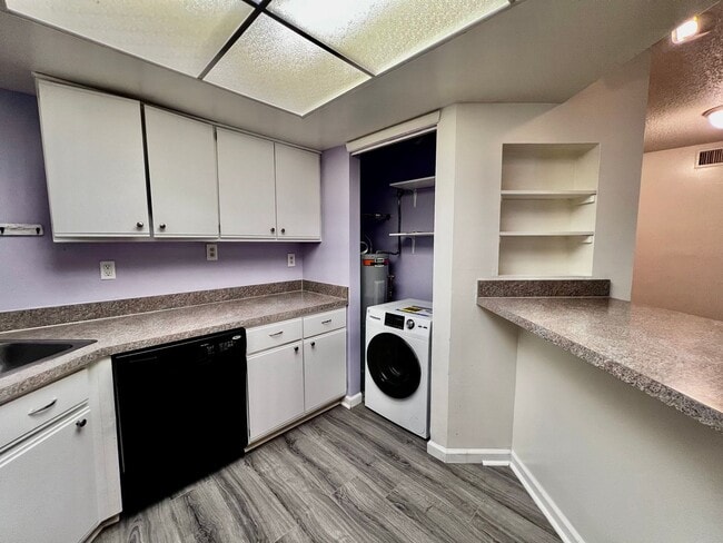 Building Photo - Bright First-Floor 2BR Condo—Pool & Amenities