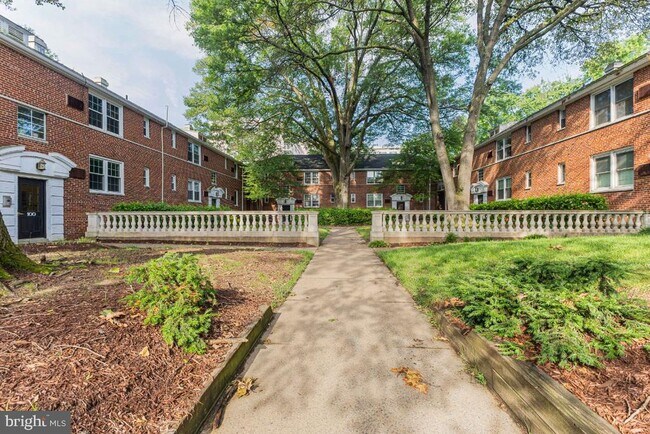 Primary Photo - 100 N George Mason Dr