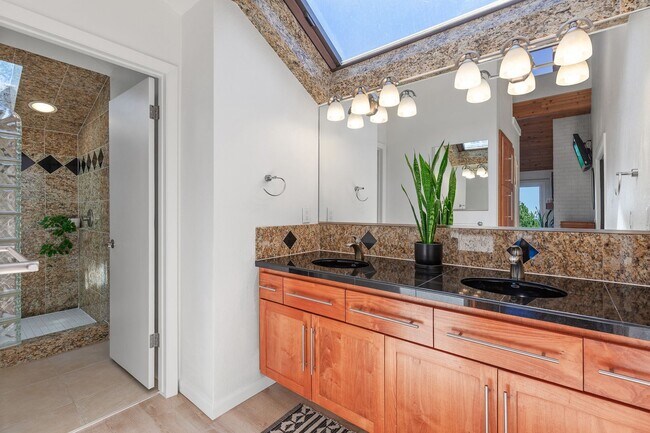 Building Photo - Beautifully Remodeled Execute Home - Parti...