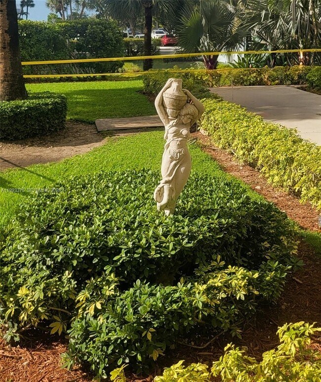 Building Photo - 400 Kings Point Dr