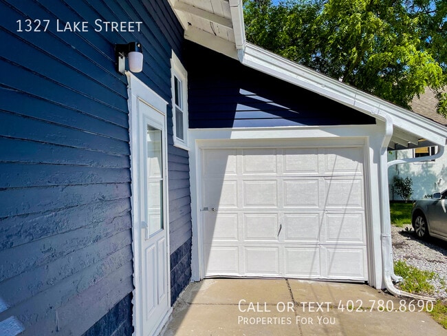 Building Photo - 1327 Lake St