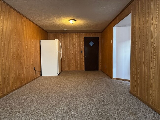 Building Photo - Comfortable 3-Bedroom Home with Park Access & Easy Commute